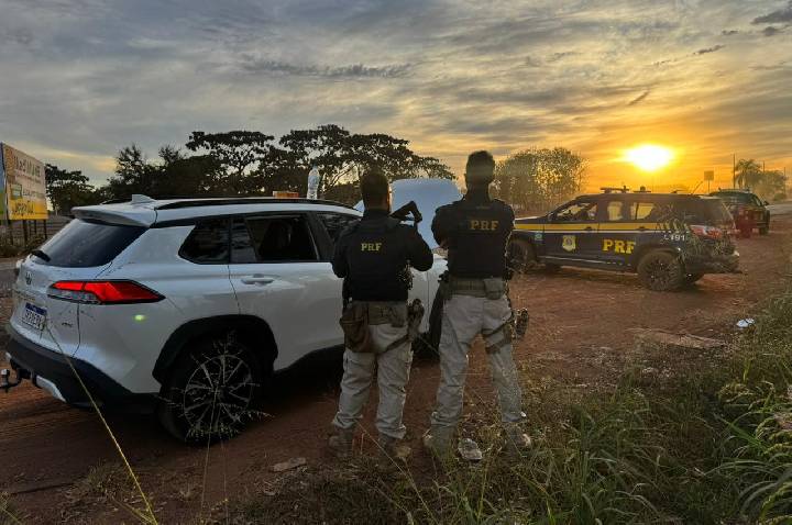 Carro roubado no Rio de Janeiro é recuperado pela PRF na BR 364 em Pedra Preta