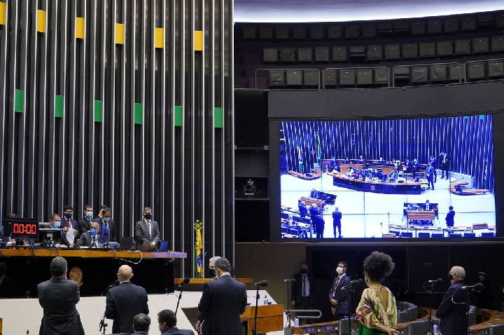 Dino intima partidos a explicar controle de emendas parlamentares