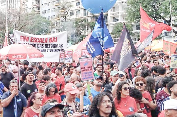 Manifestação em SP pede fim da escala 6x1 e ações contra o feminicídio