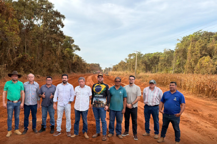 Prefeitura entrega três novos maquinários para manutenção de estradas rurais