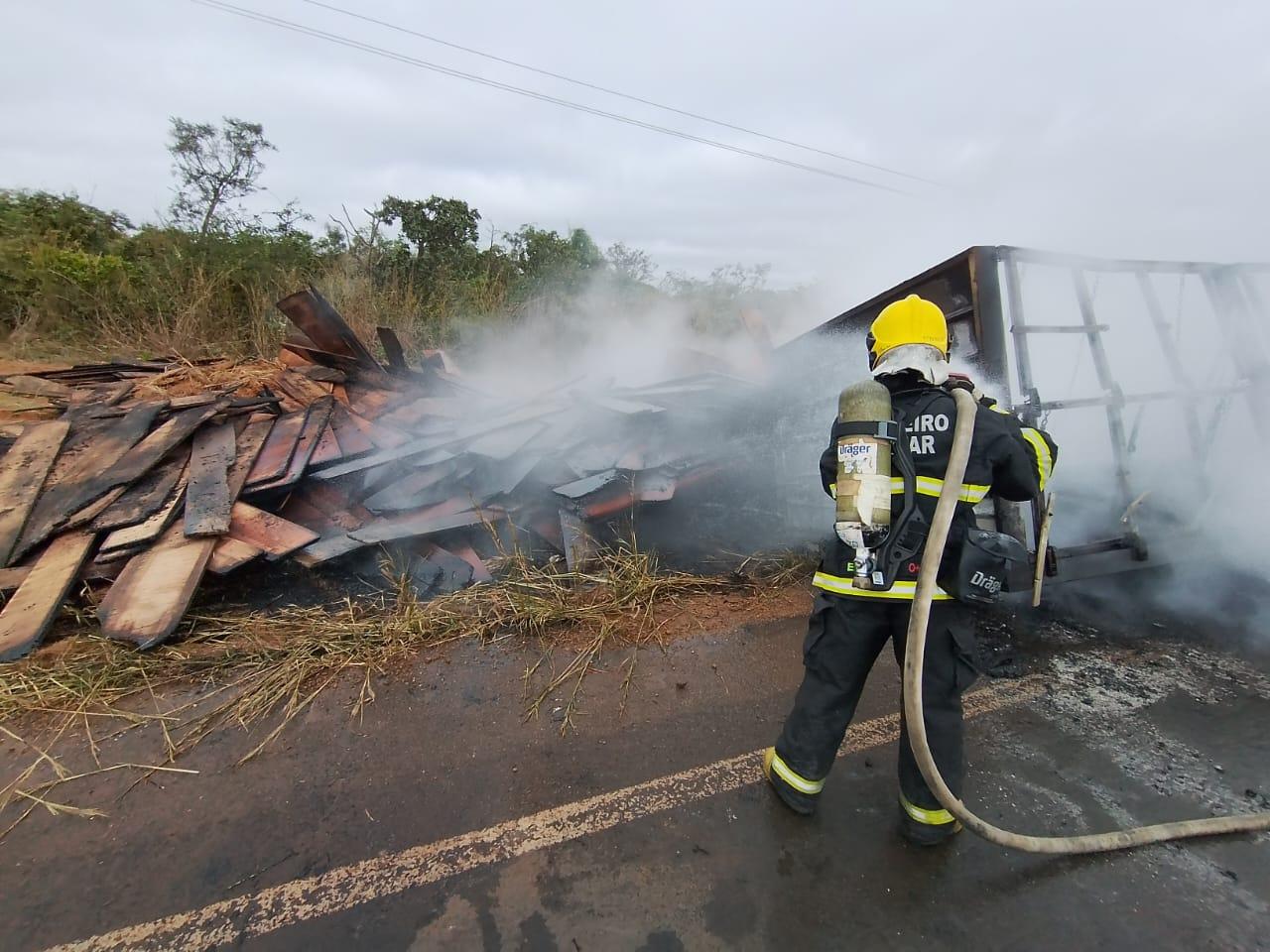 Carreta carregada com tábuas de madeira pega fogo e fecha rodovia entre Nova Mutum e Campo Novo do Parecis