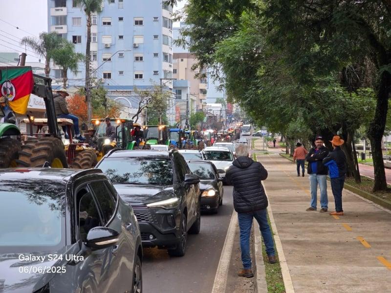 Produtores gaúchos levam mais de 500 tratores a Passo Fundo/RS ainda pleiteando socorro ao agro