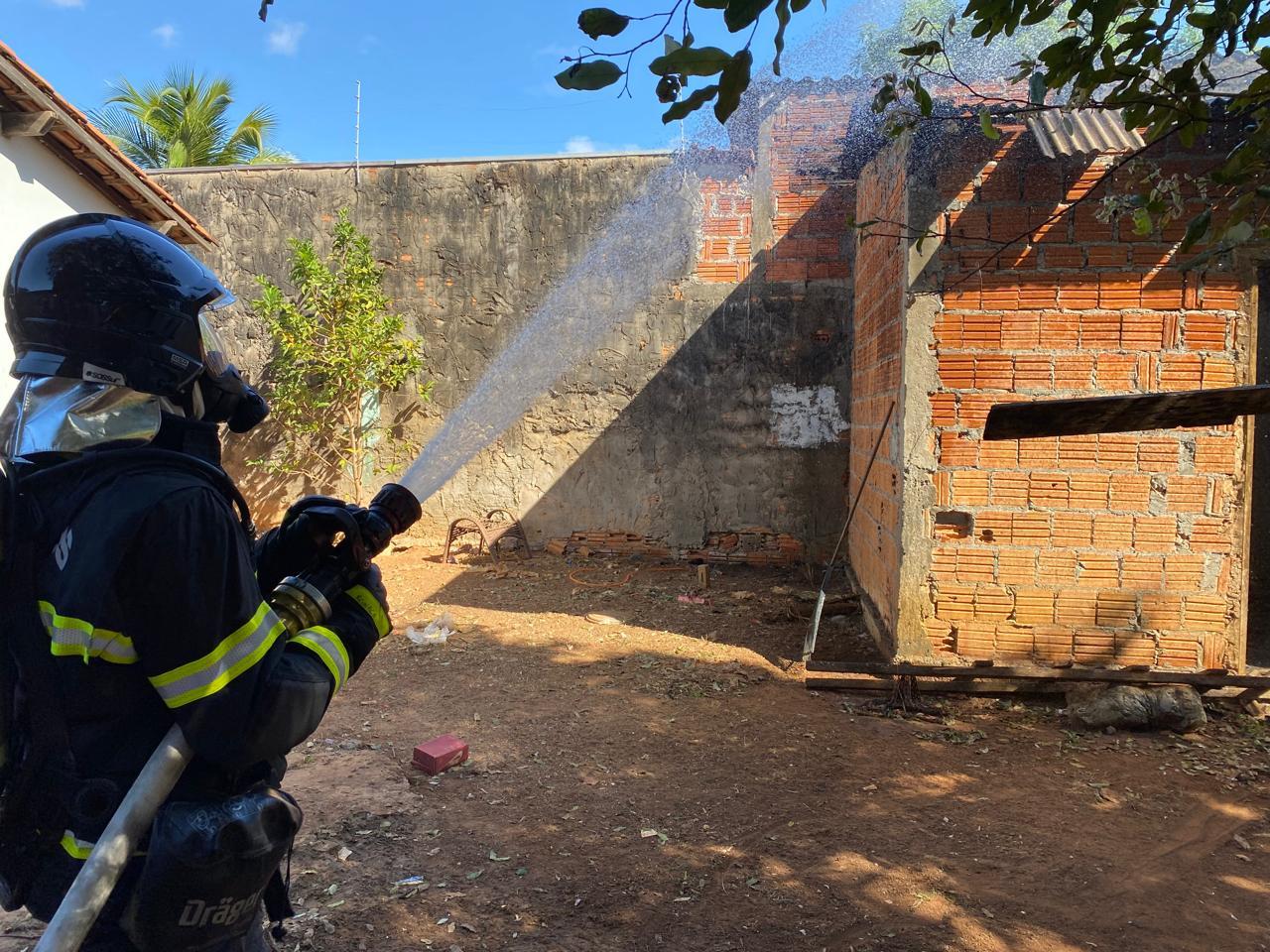 Proprietária de edícula se emociona ao ver imóvel destruído pelo fogo em Nova Mutum