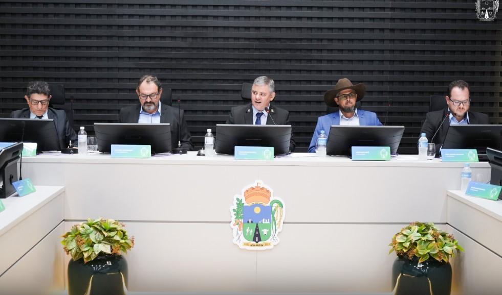 Sessão da Câmara de Nova Mutum tem aprovação de crédito e presença de acadêmicos