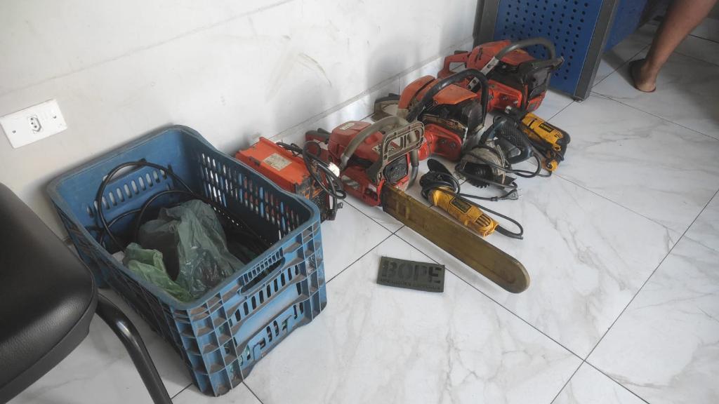 Bope prende dois homens e recupera motosserras furtadas de propriedade rural