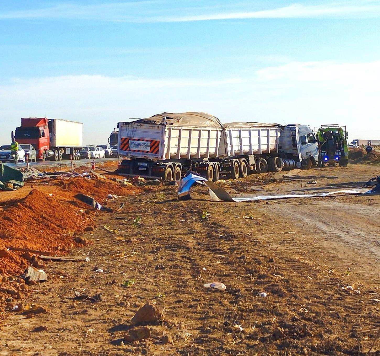 Carreta que colidiu com ônibus e deixou 11 mortos na BR 163 não poderia estar trafegando no horário do acidente