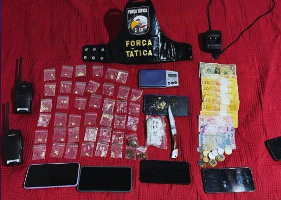 PM conduz cinco pessoas por tráfico de drogas e apreende 47 porções de entorpecentes
