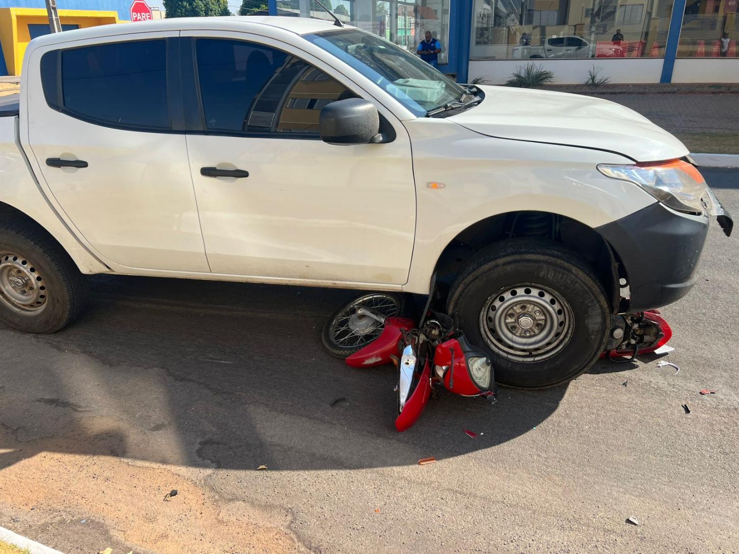 Mulher fica ferida após moto que pilotava parar embaixo de camionete em Nova Mutum