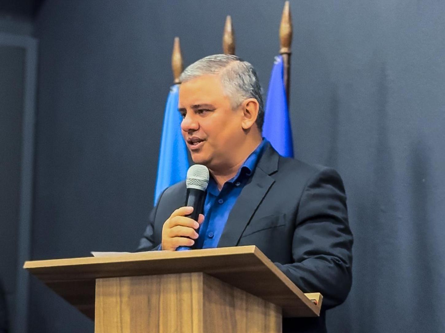 “Democracia só morre quando deixamos de acreditar nela”, diz Lucas Badan