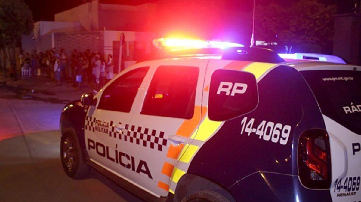 Homem sobe em viatura, quebra para-brisa e tenta subornar PMs com 'barra de ouro'