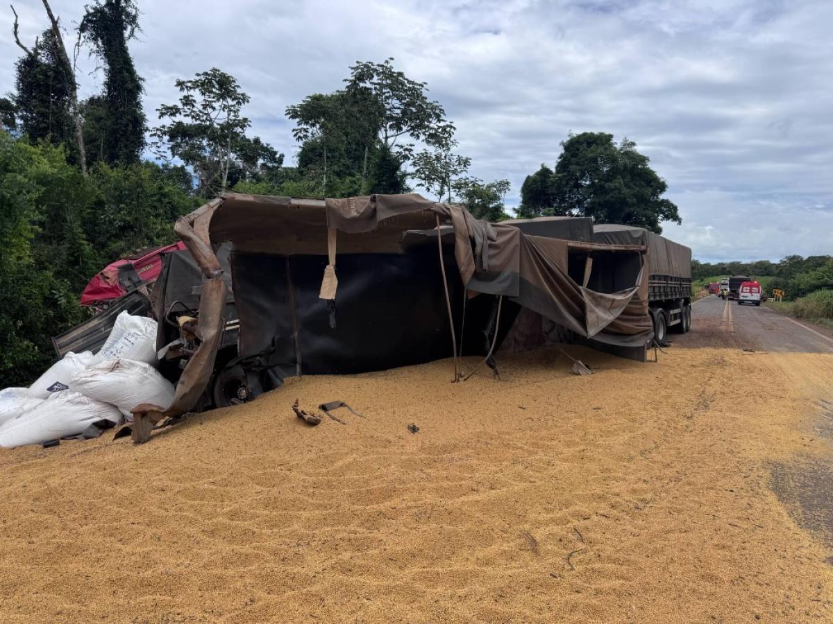 Caminhoneiro morre em grave acidente entre carretas na MT-235
