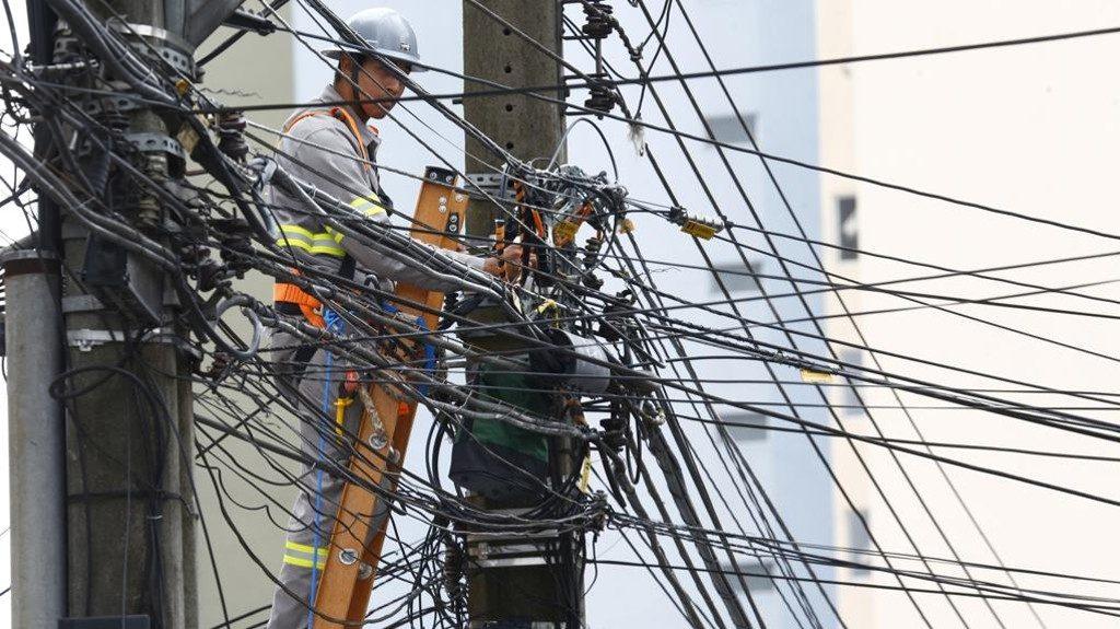 Energisa retira 400 km de fios irregulares das ruas de Mato Grosso