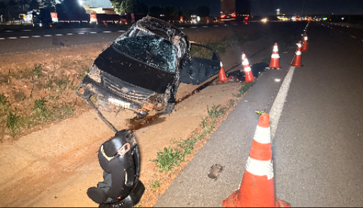 Motorista morre, mulher e duas crianças são encaminhadas para hospital após carro sair da pista e capotar na BR-163 em Nova Mutum