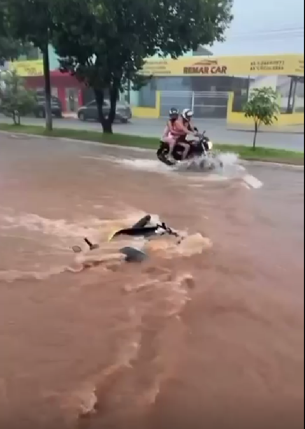 Forte temporal alaga ruas e avenidas em Nova Mutum nesta sexta-feira; motos são arrastadas