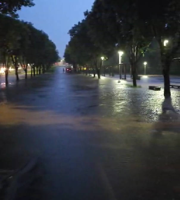 Lagos transbordam no centro de Nova Mutum após forte chuva neste domingo