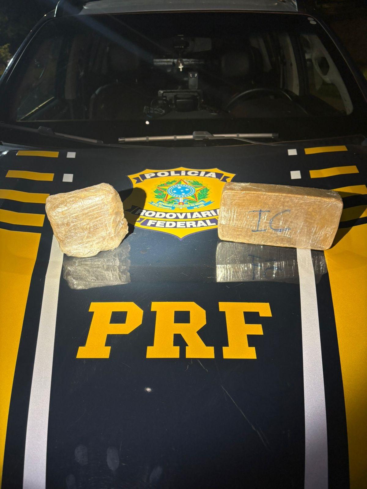 K9 Zion fareja e PRF apreende pasta base de cocaína em caminhão na BR-364