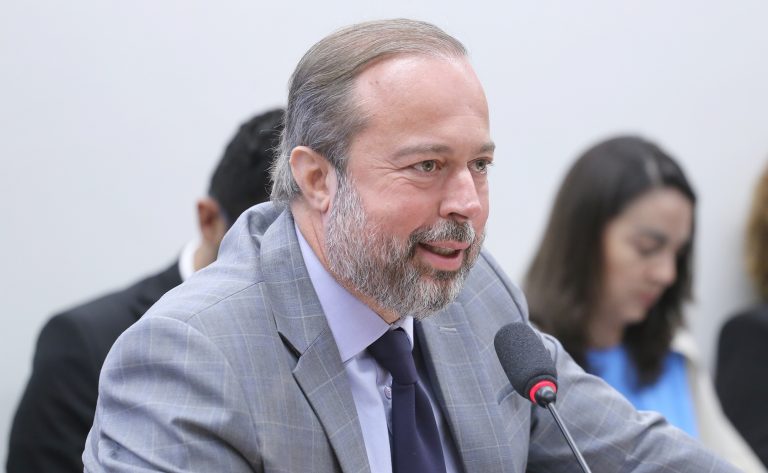 Ministro de Minas e Energia presta esclarecimentos sobre setor elétrico nesta terça