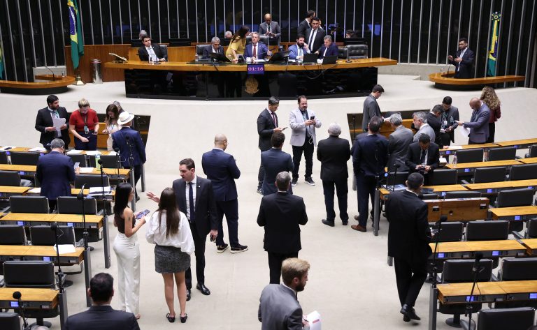 Plenário analisa proposta que incentiva novas fábricas de fertilizantes no Brasil; acompanhe