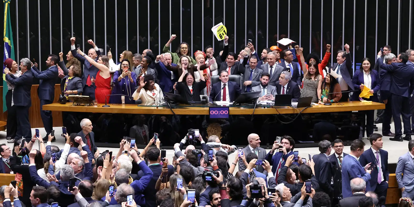 Saiba como votaram os deputados na PEC que acaba com a escala 6x1
