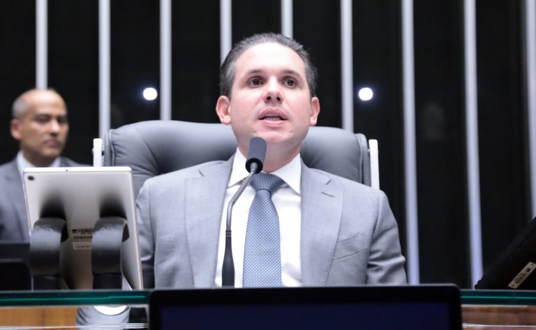Motta condiciona votação sobre combustíveis à retirada de urgência de projeto da redução de jornada
