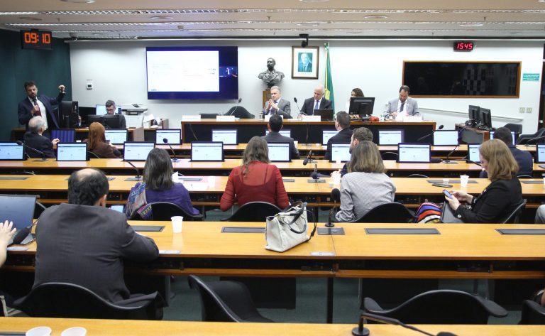 Pirataria aumenta informalidade e custos para a indústria, dizem especialistas em debate na Câmara