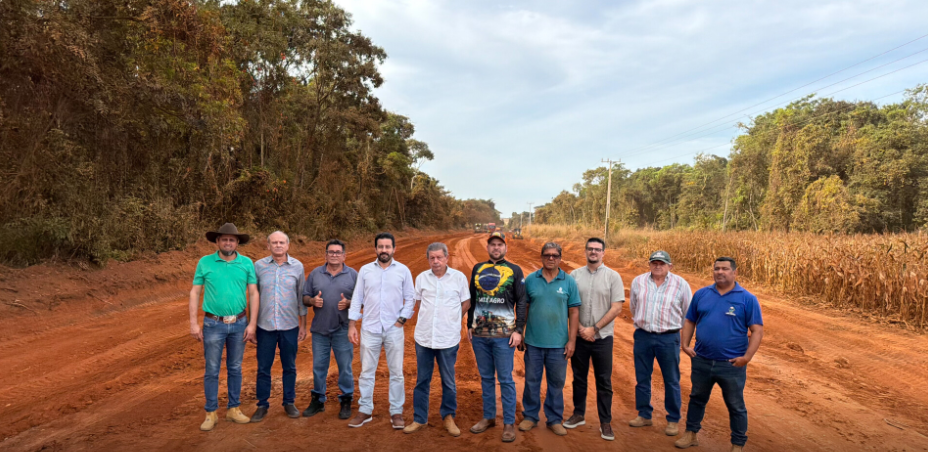 Prefeitura entrega três novos maquinários para manutenção de estradas rurais